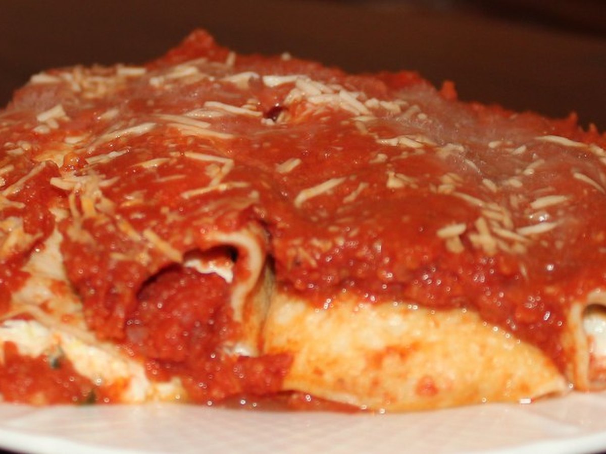 Cannelloni werden mit dem Spritzbeutel gefüllt