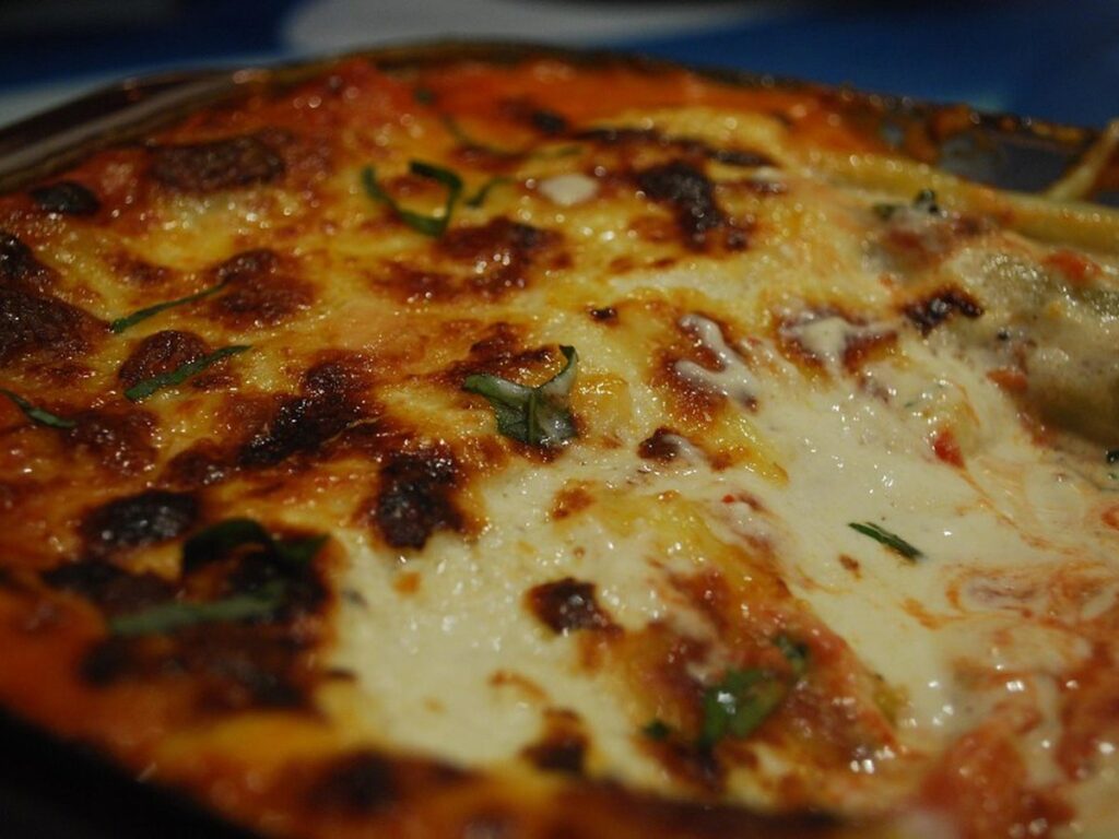 Cannelloni-Auflauf mit Tomatensauce und Käse
