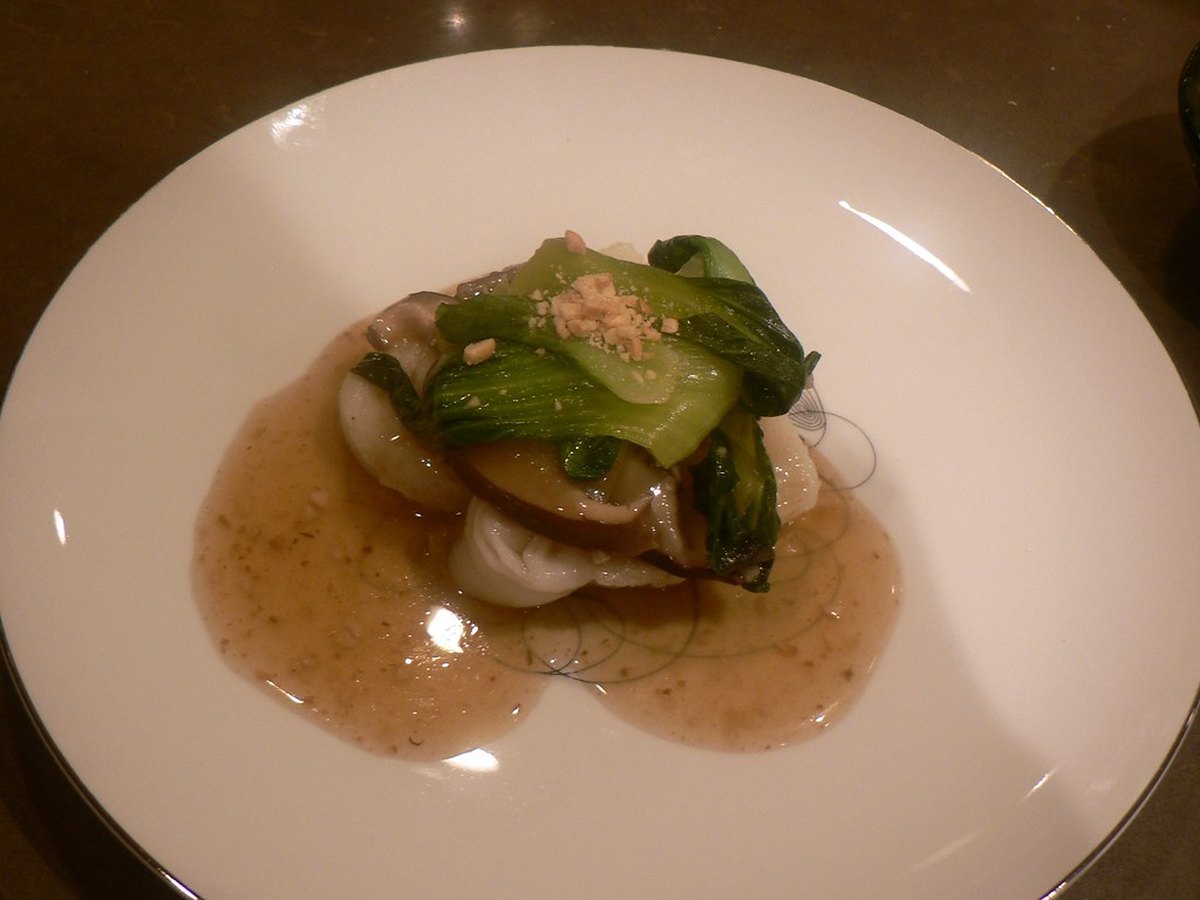 Champignons braten goldbraun in der Pfanne