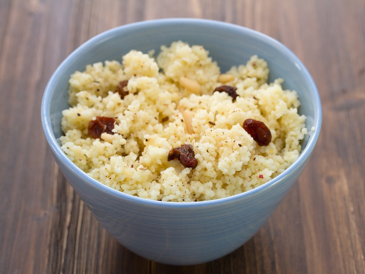 Couscous mit Trockenfrüchten in einer blauen Schale