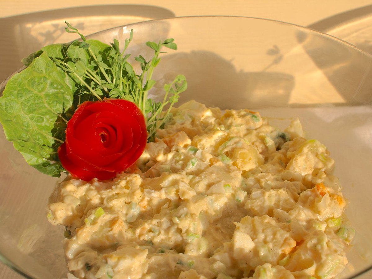 Cremige Kartoffelsuppe mit Schnittlauch und Croutons