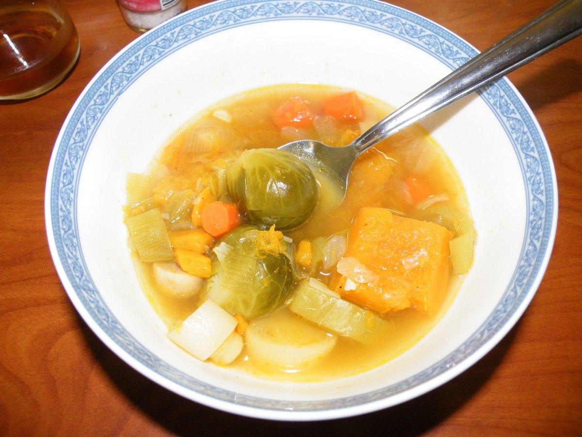 Lauch, Zwiebel und Sellerie dünsten in Butter