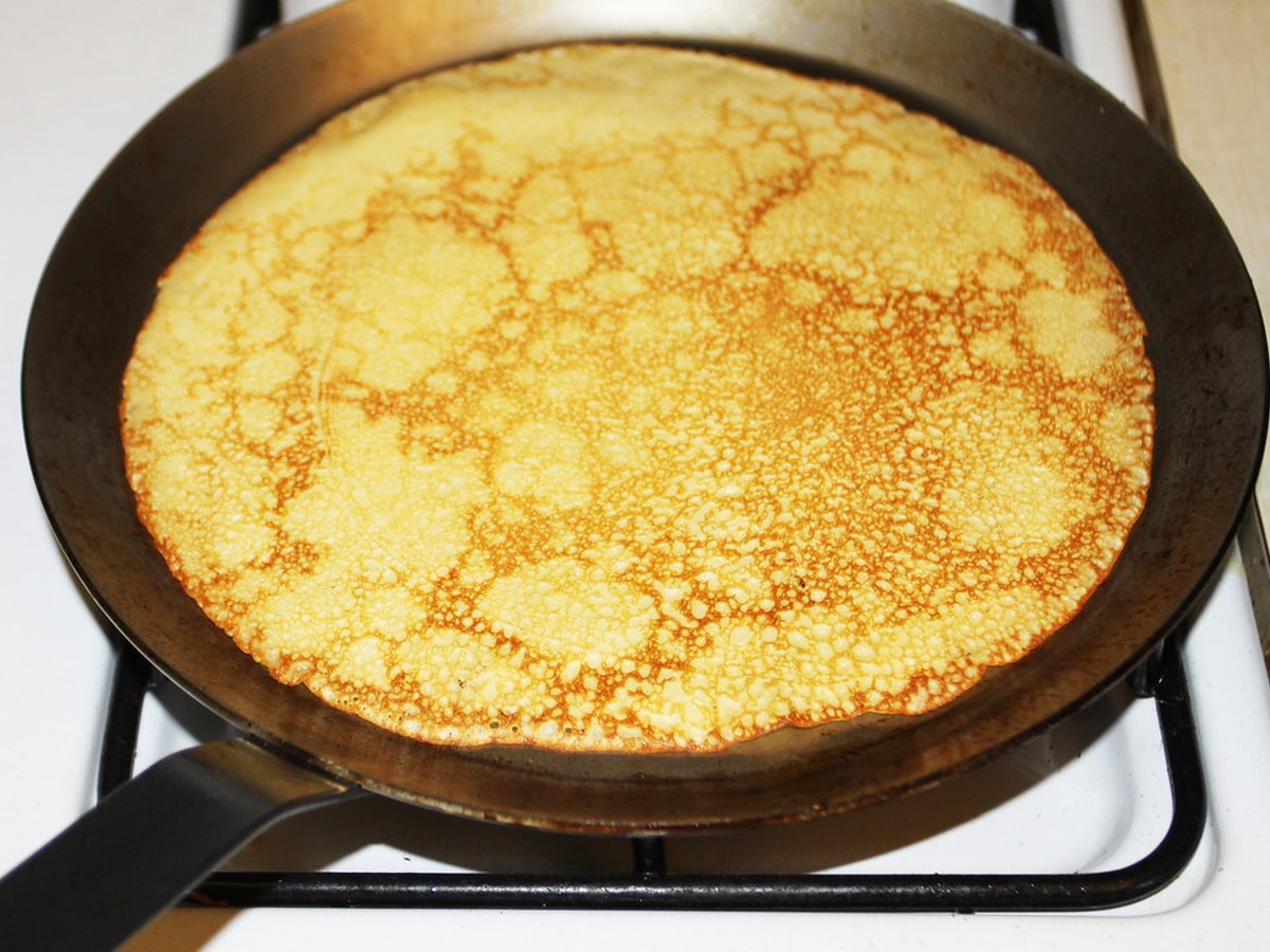 Crêpe in der Pfanne