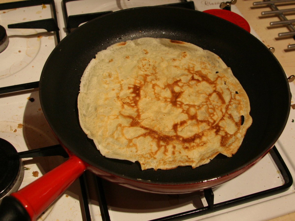 Pfannkuchen wird gewendet