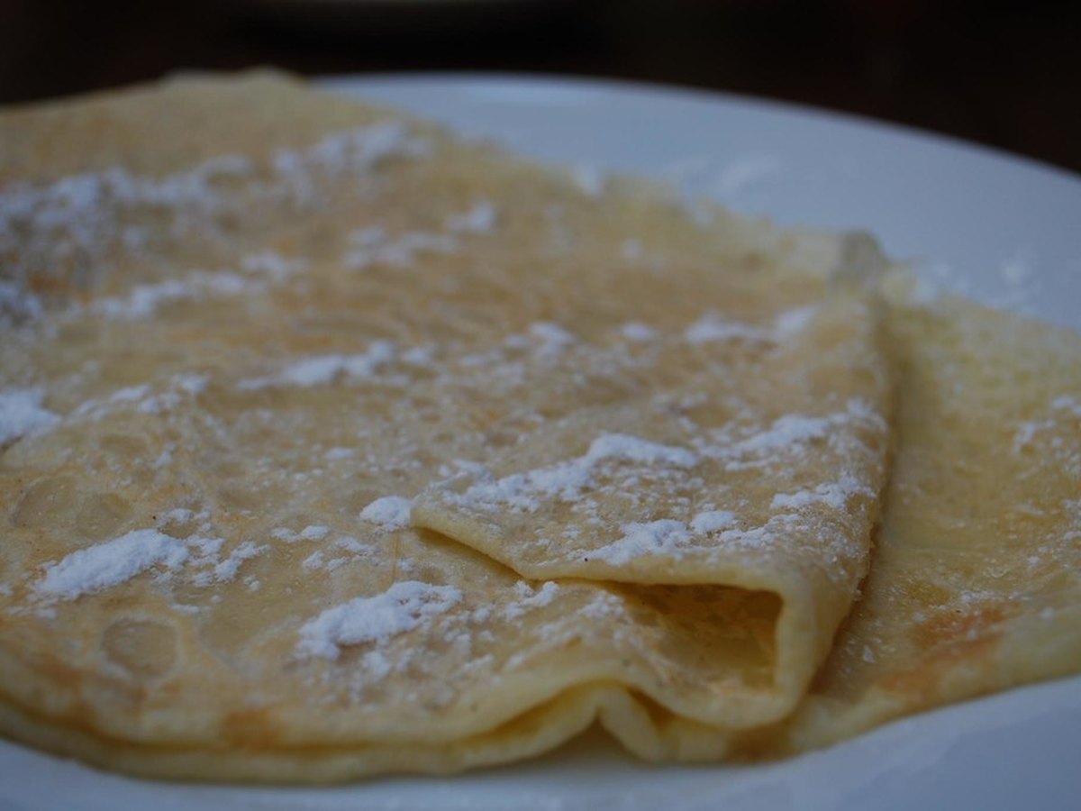 Crêpe mit Zucker und Zitrone