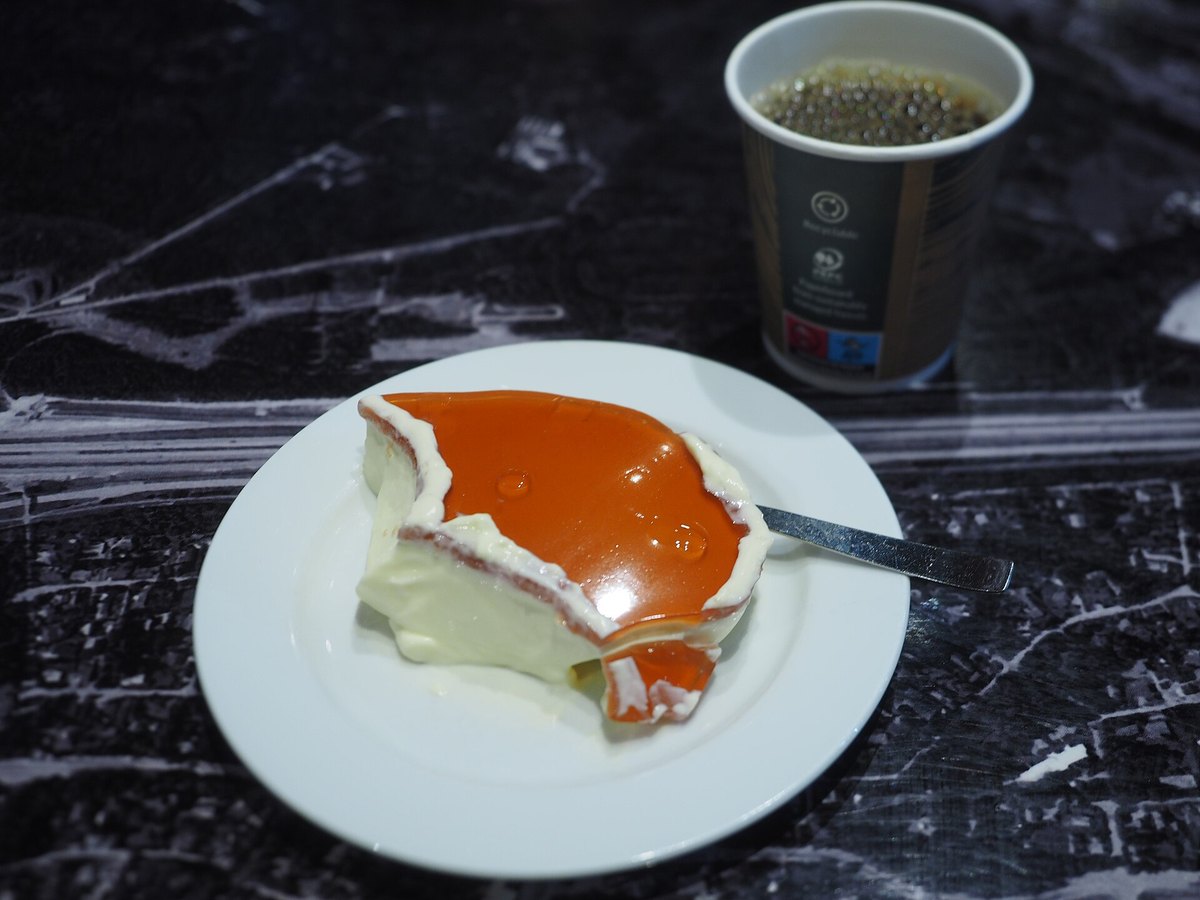 Angerichtete Panna Cotta mit Karamellsauce und Kaffee