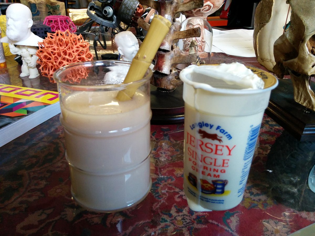 Sahne (Pouring Cream) in einer Packung neben einem Glas