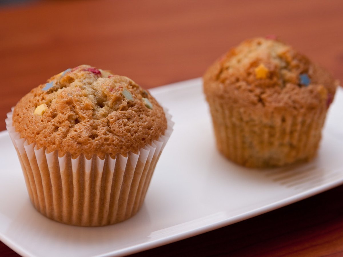 Verschiedene Muffins im Korb