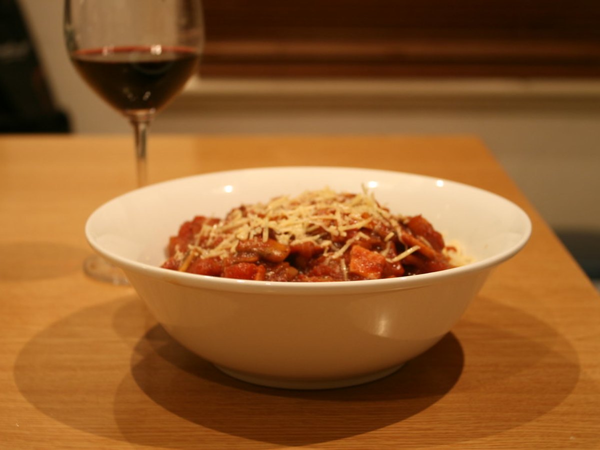 Zwiebeln und Speck in der Pfanne
