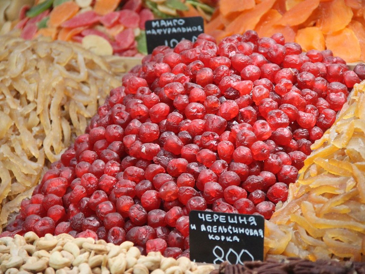 Frische Sauerkirschen im Korb