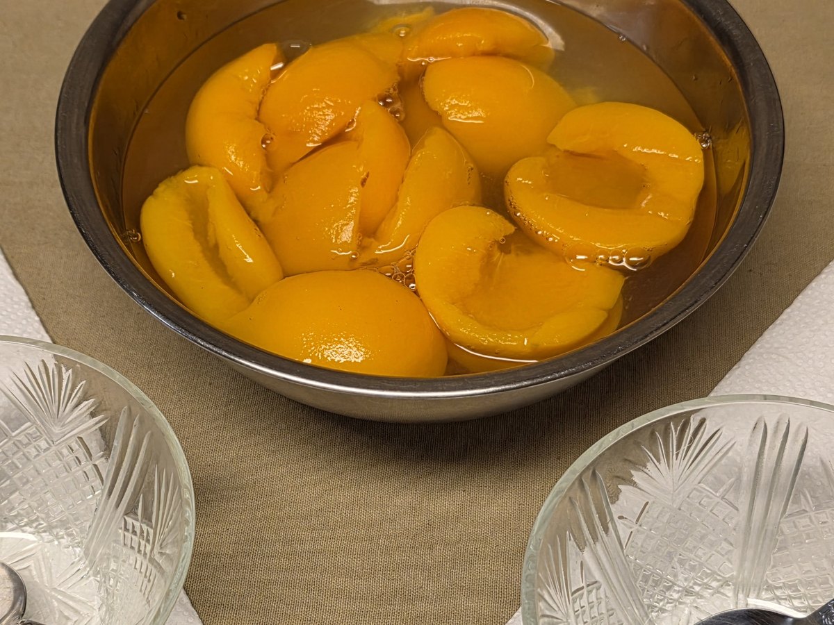 Pfirsichhälften mit Sahne als Dessert