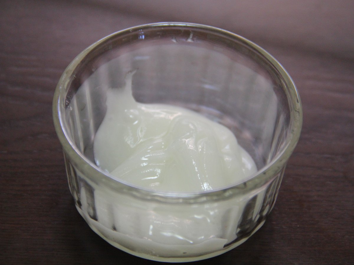 Zuckersirup mit Vanilleschote im Topf