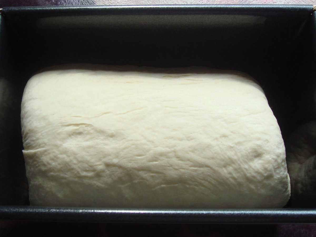 Teig liegt in einer Kastenform bereit zum Backen