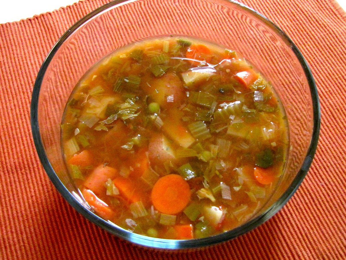 Erbsen kochen in der Brühe