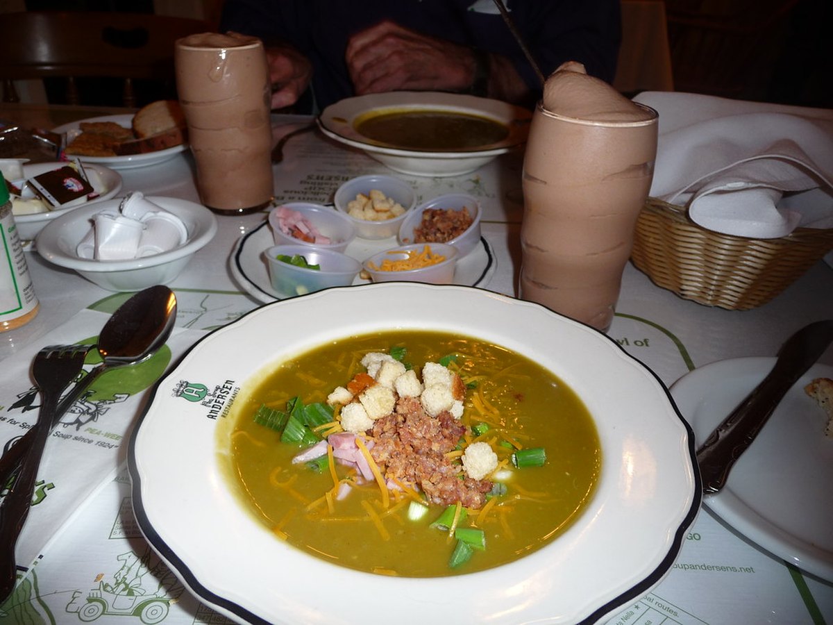 Erbsensuppe mit Speck und Croutons