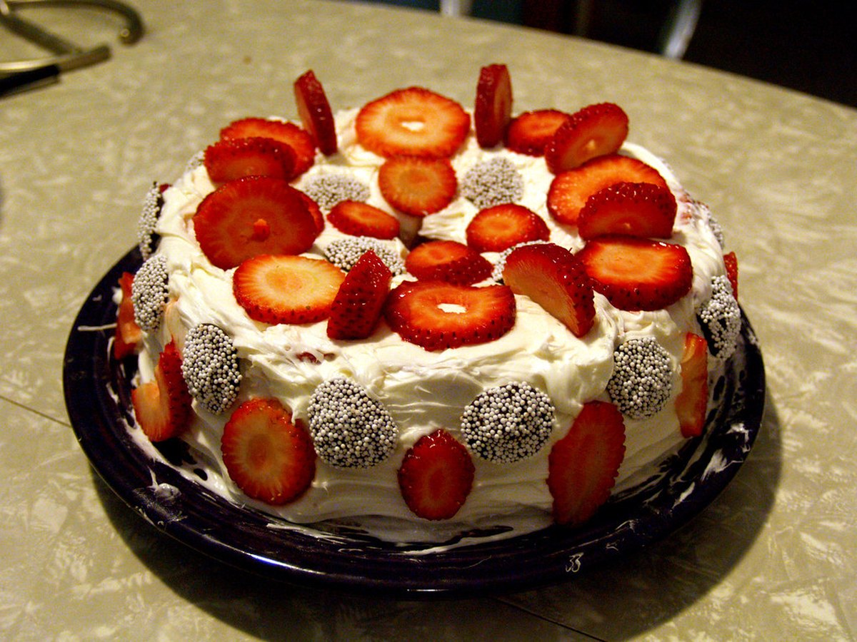 Erdbeerkuchen mit Tortenguss auf Biskuitboden