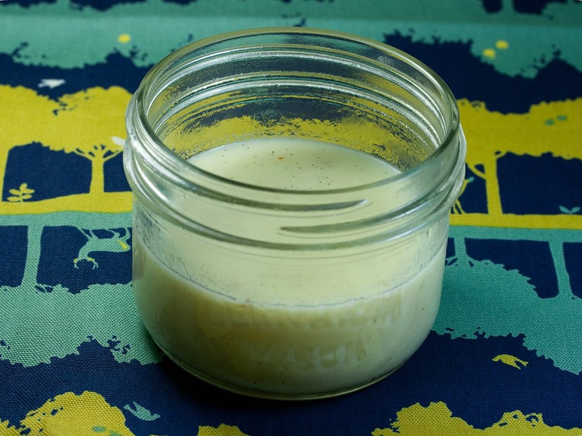 Vanillepudding wird auf den Boden gestrichen