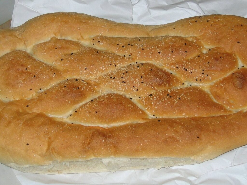 Türkisches Pide-Fladenbrot mit Sesam