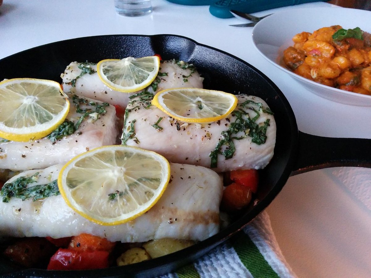 Fisch mit Zitronenscheiben und Kräutern vorbereitet