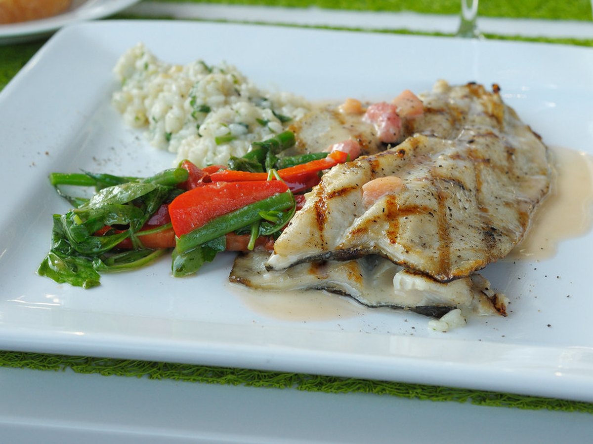 Gabel prüft, ob sich das Fischfleisch vom Knochen löst
