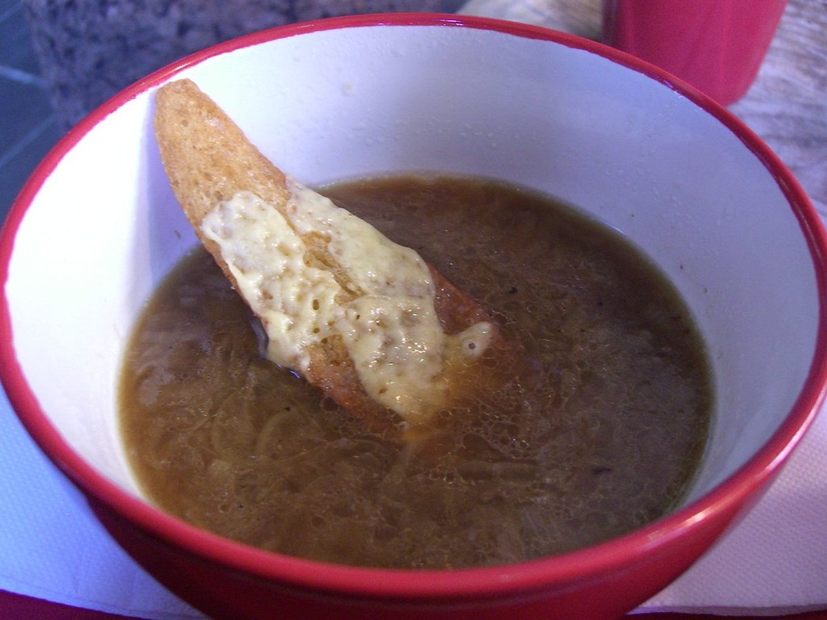 Französische Zwiebelsuppe mit überbackener Käsekruste in einer Schale