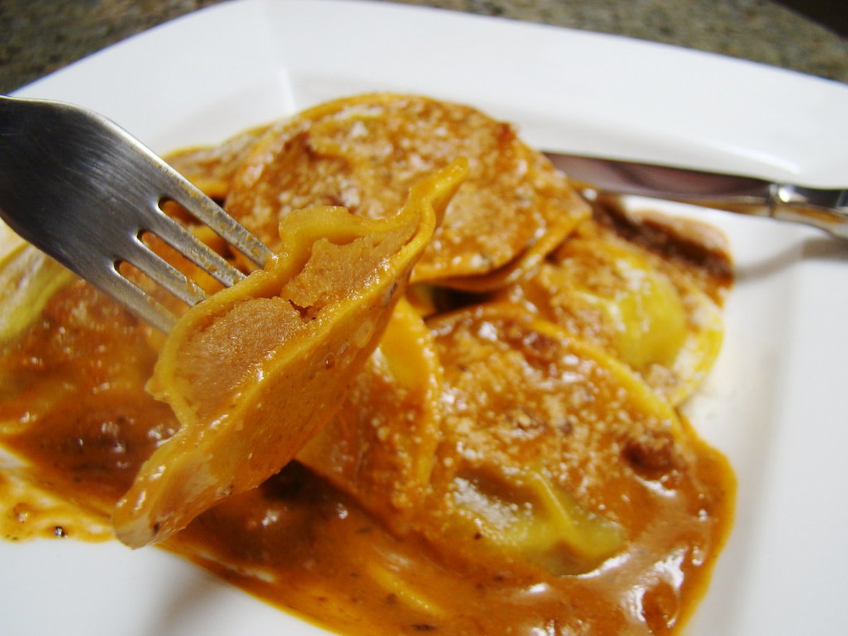 Ein Berg dünn geschnittener Zwiebelringe