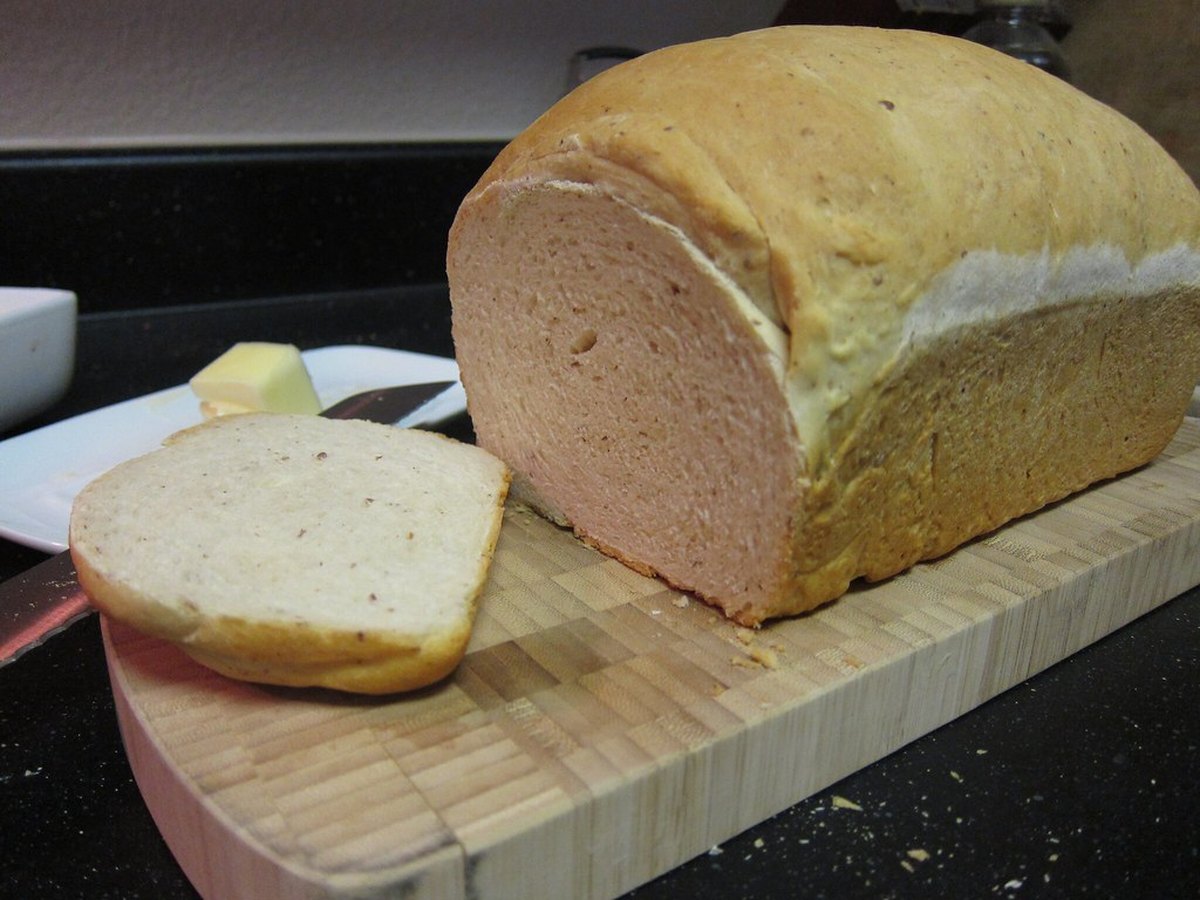 Aufgeschnittenes Weißbrot auf einem Brett