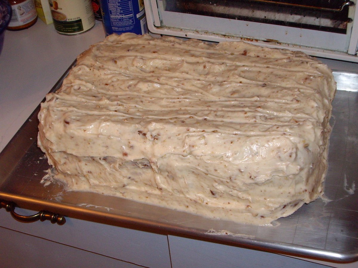 Torte wird mit Buttercreme eingestrichen