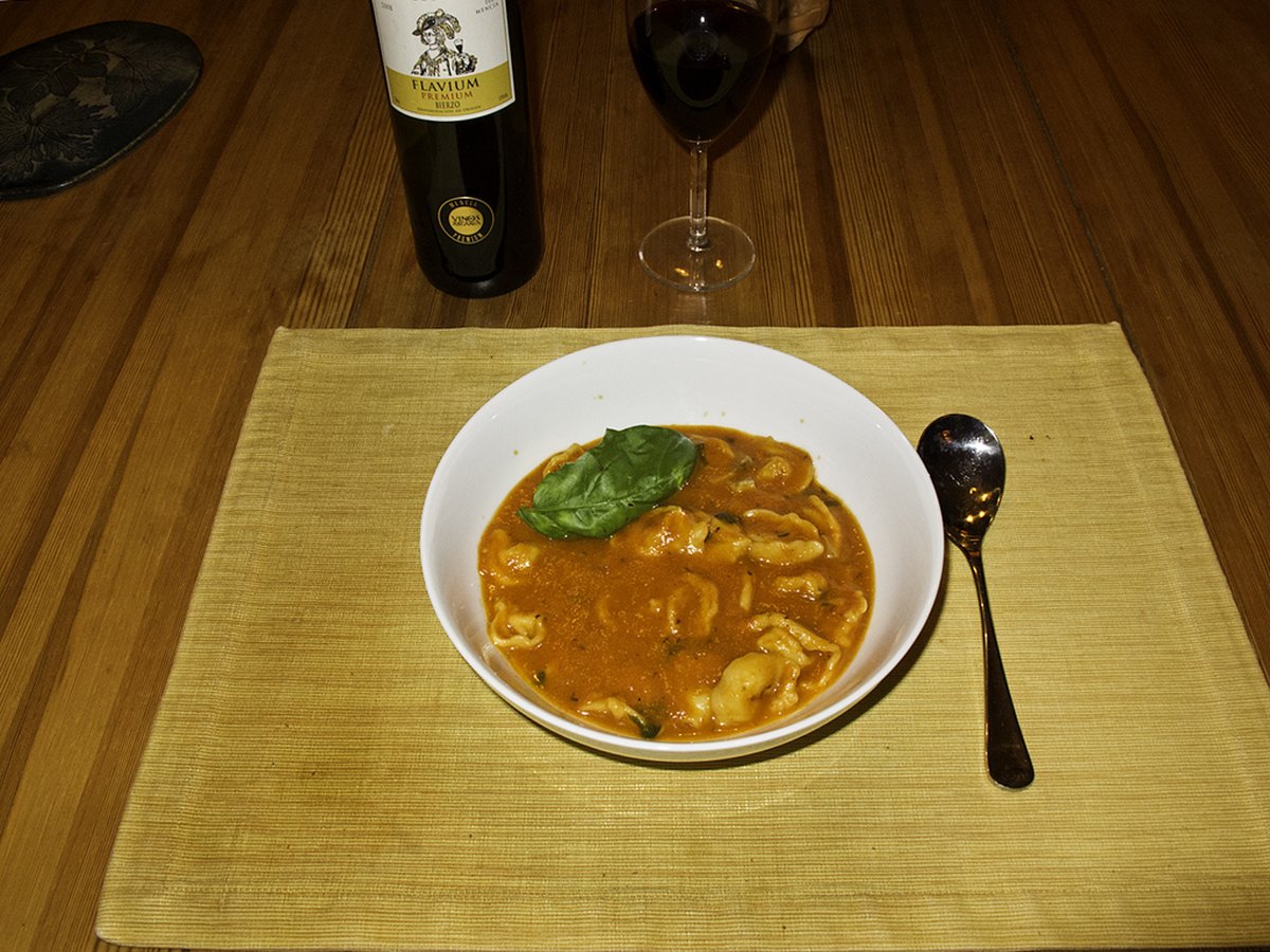 Paprika mit schwarz geblasener Haut auf dem Grill