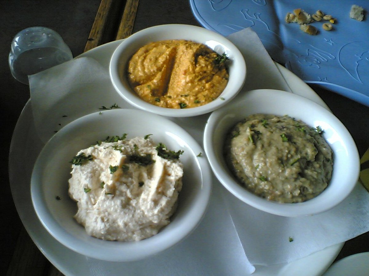 Feta-Kräuter-Dip in einer Schale