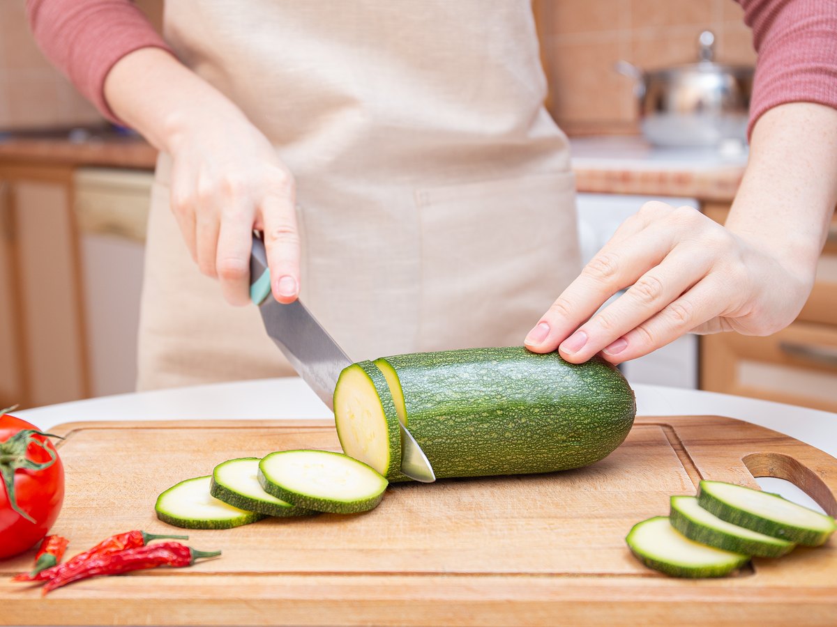 Zucchini wird mit einem Messer geschnitten