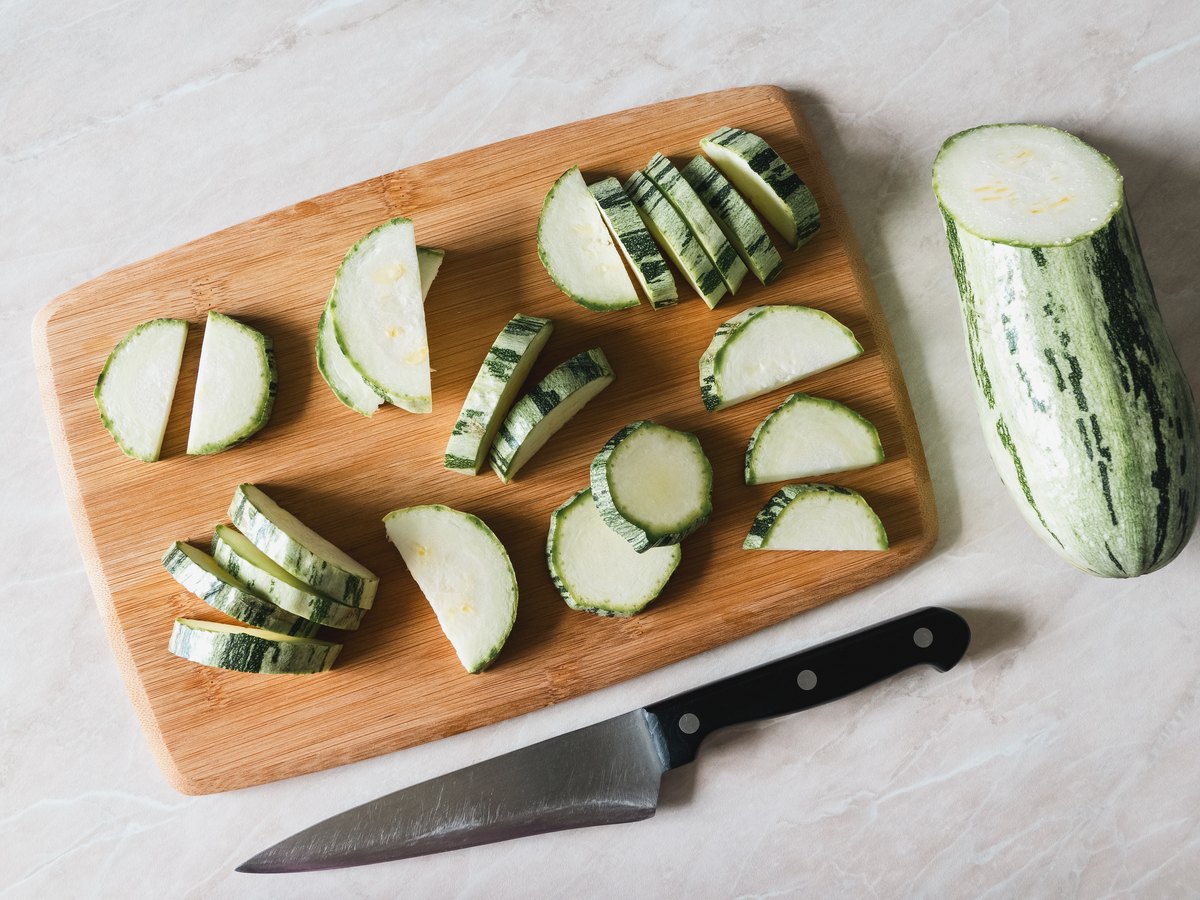 Zucchini in Scheiben auf einem Schneidebrett