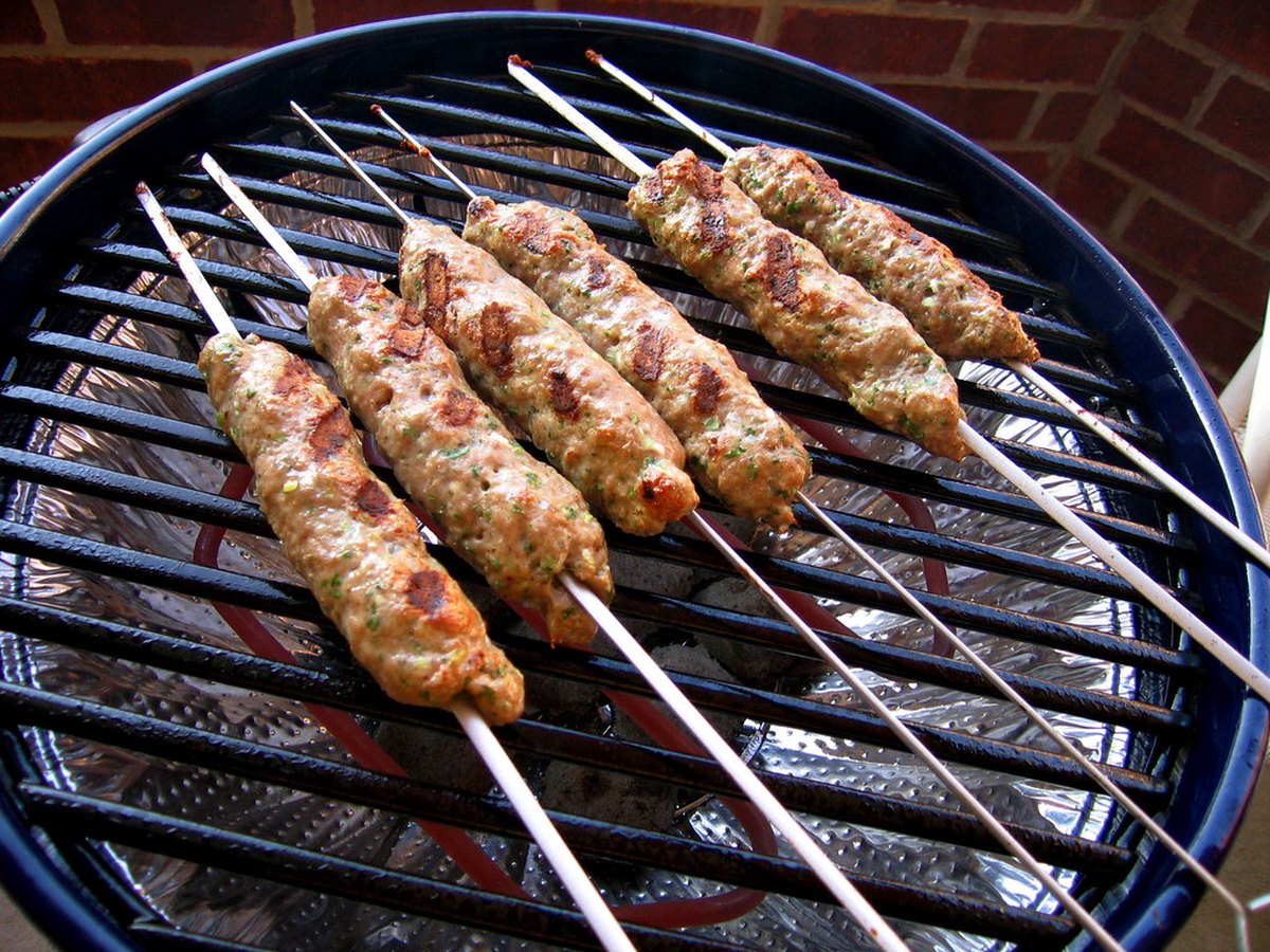Spieße auf dem Grillrost