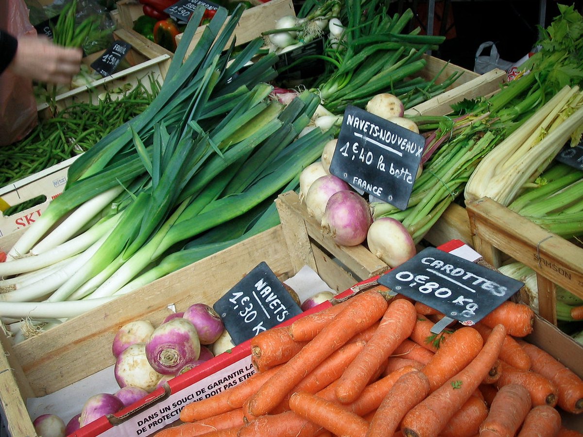 Möhren und Lauch an einem Marktstand