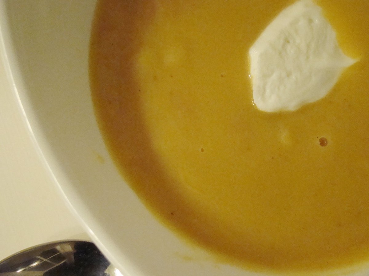 Pürierte Gemüsesuppe in einer Schale
