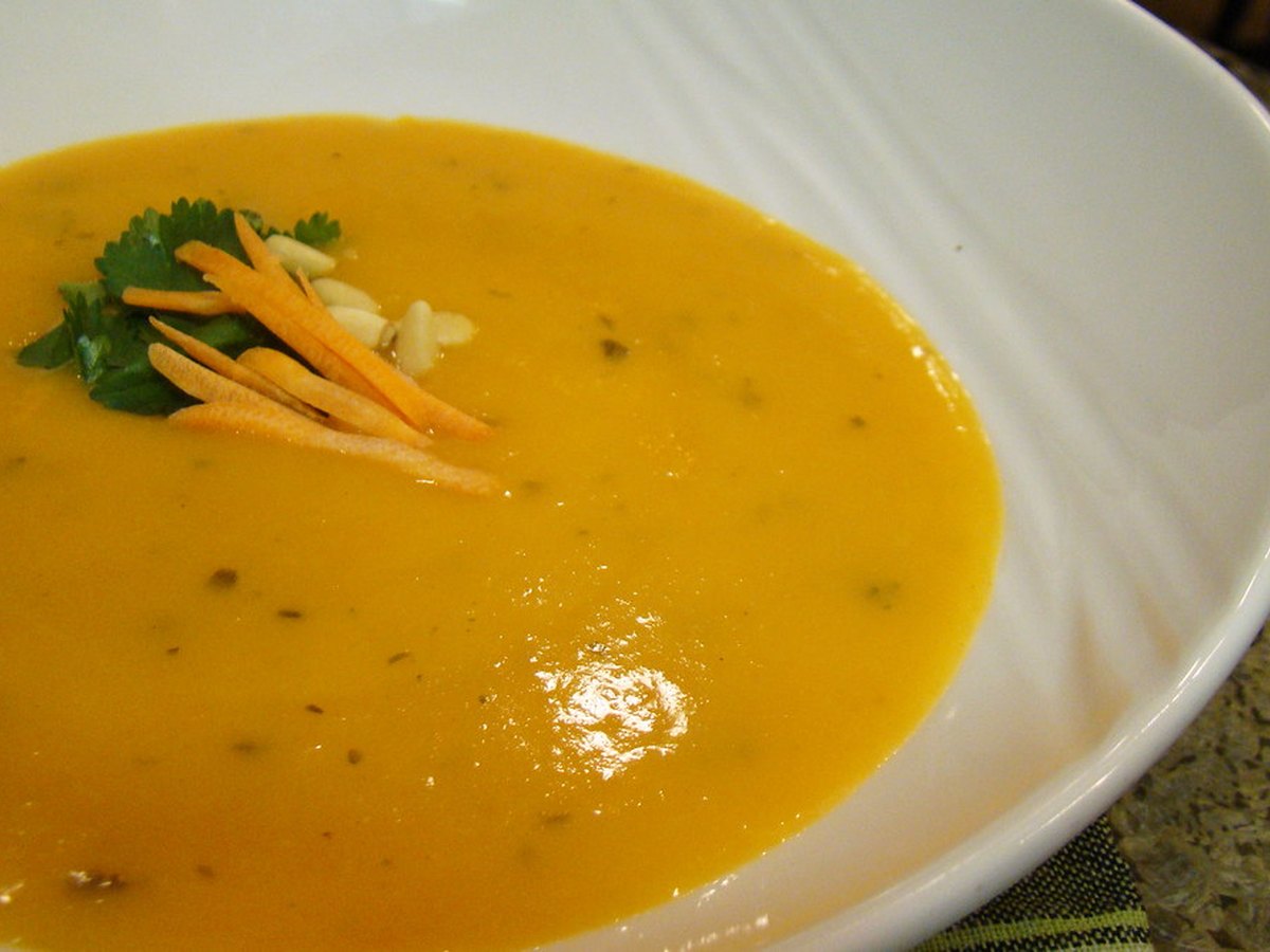 Teller mit cremiger Gemüsesuppe