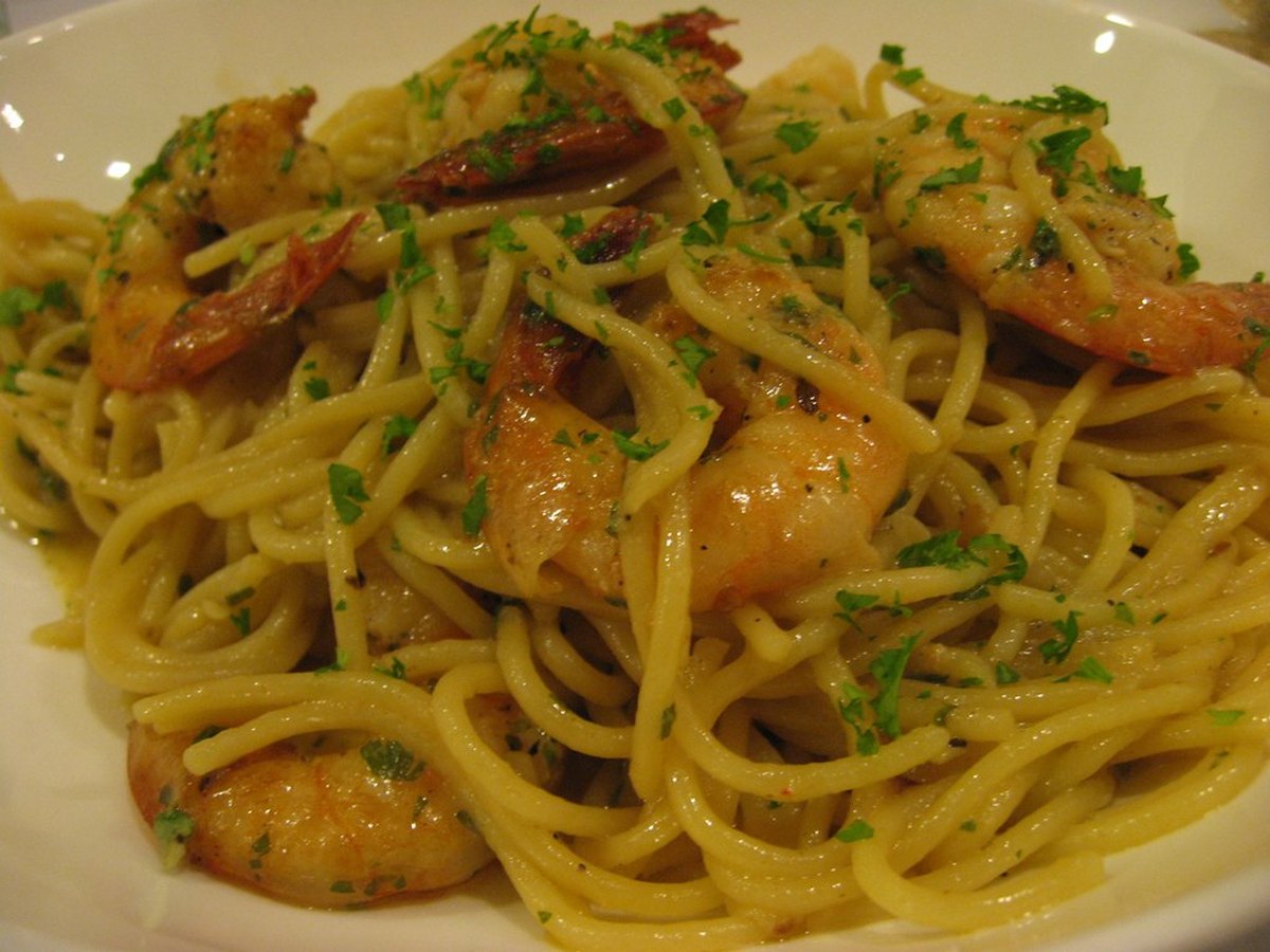 Verschiedene Garnelengerichte: Pasta, Curry, Spieße