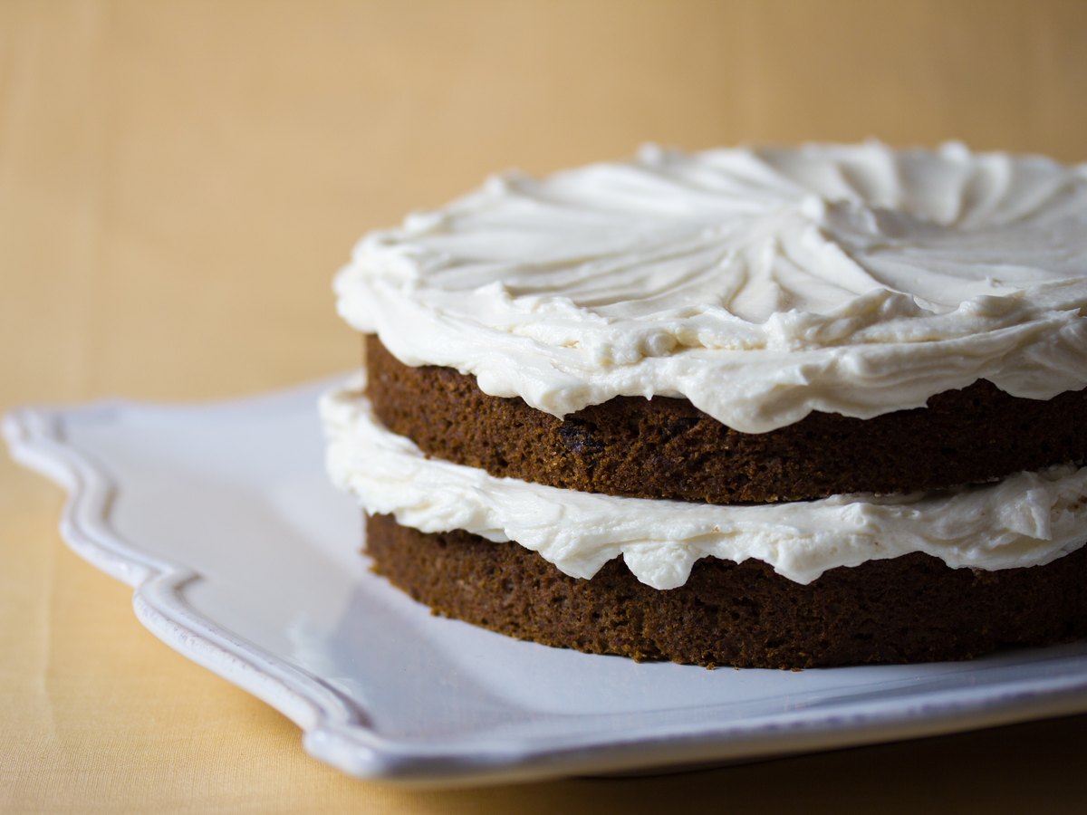 Frischkäsecreme auf einem Kuchen