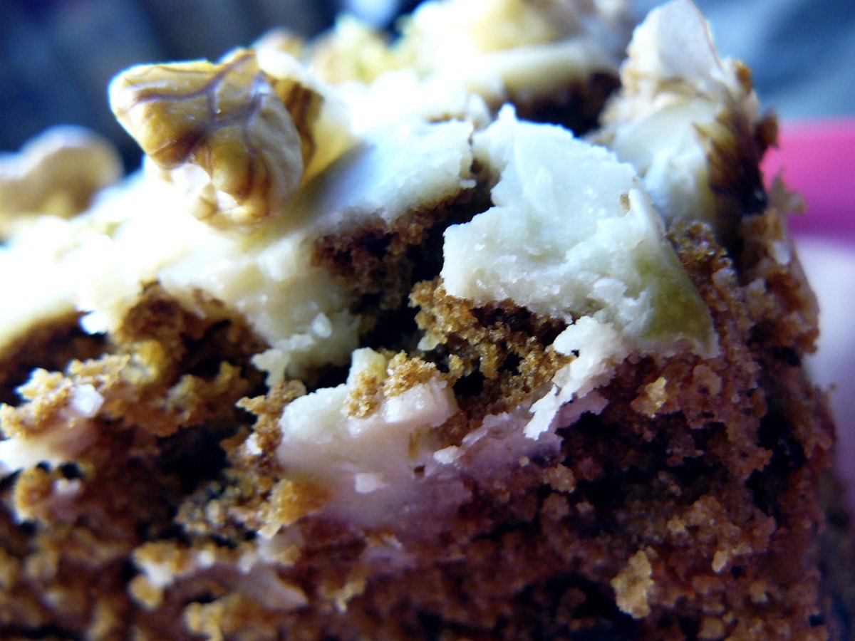 Stück Karotten-Vollkornkuchen mit Walnüssen