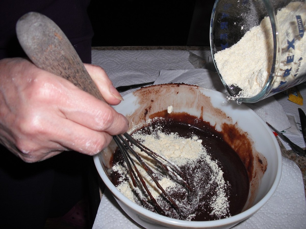 Glutenfreies Mehl wird in einen Teig gegeben