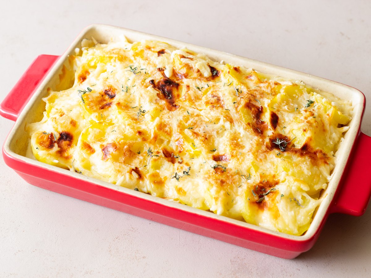 Auflaufform mit überbackenem Gericht und Käsekruste