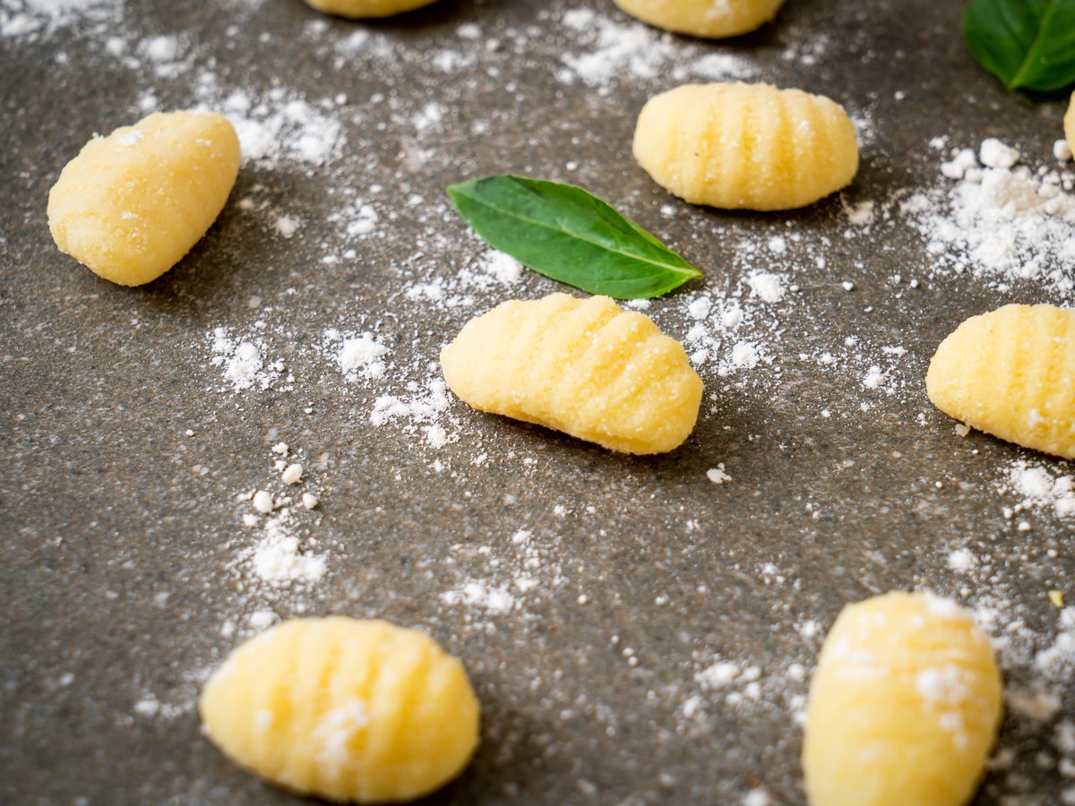 Rohe italienische Gnocchi auf einem Holzbrett