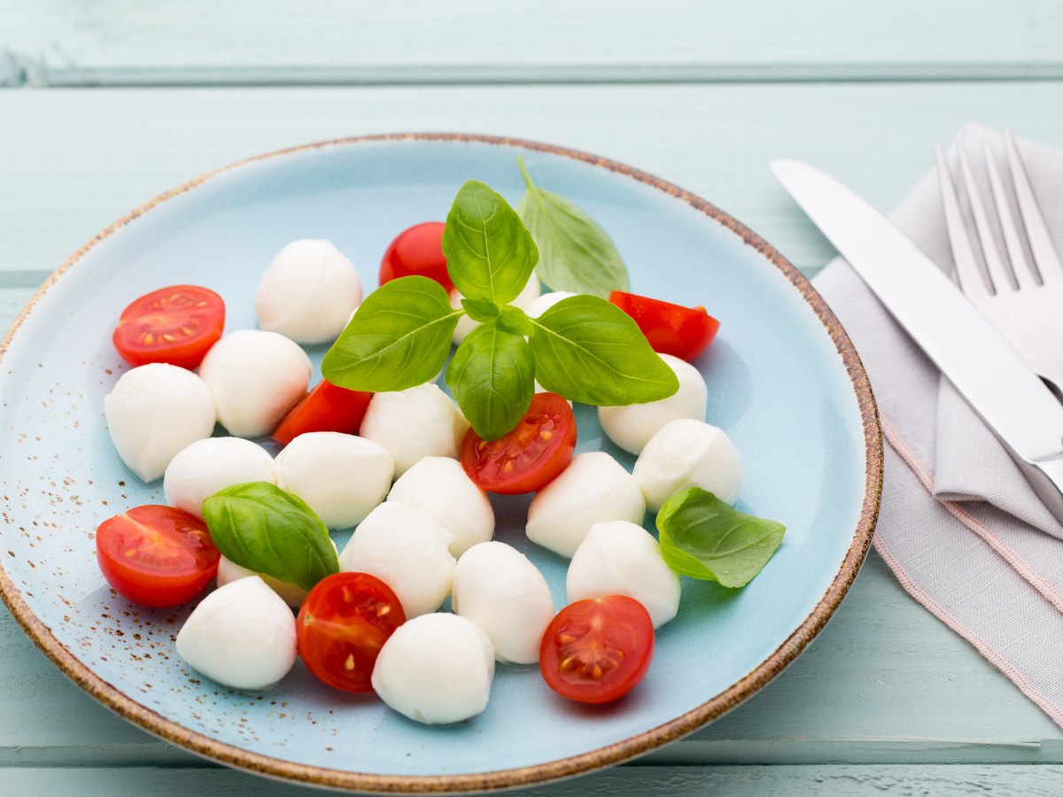 Kirschtomaten und Mini-Mozzarella mit Basilikum
