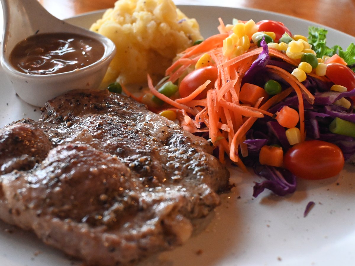 Maiskolben, Gemüse und Salat auf dem Grilltisch