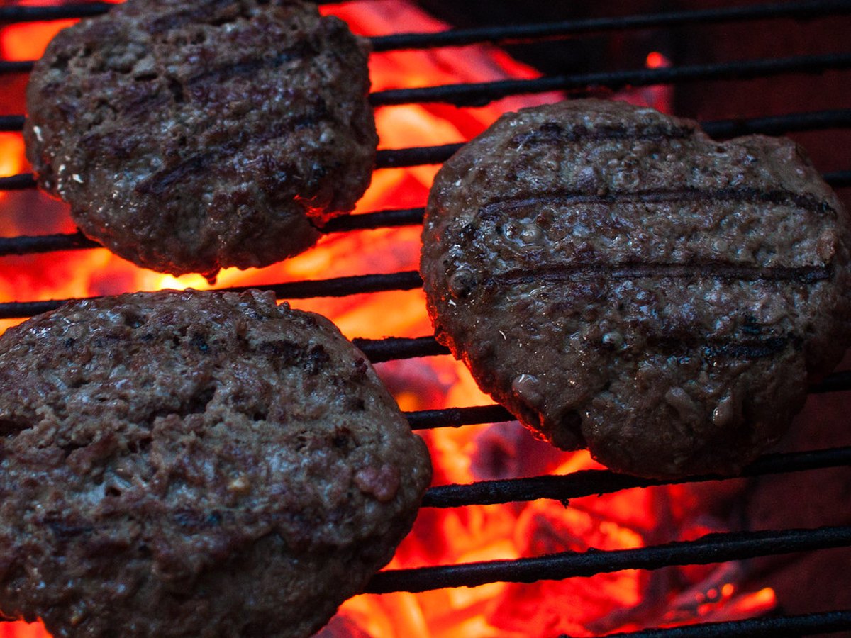 Glühende Holzkohle im Grill