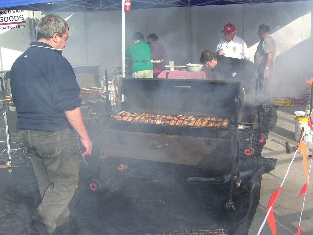 Gegrillte Hähnchenspieße mit Kräutern auf einer Platte