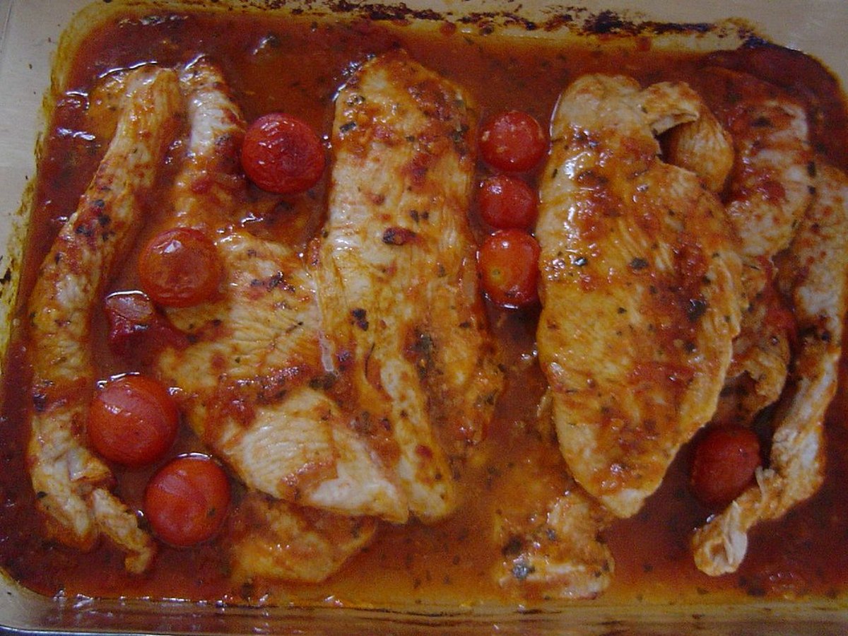 Joghurtmarinade mit Zitrone und Knoblauch in einer Schüssel