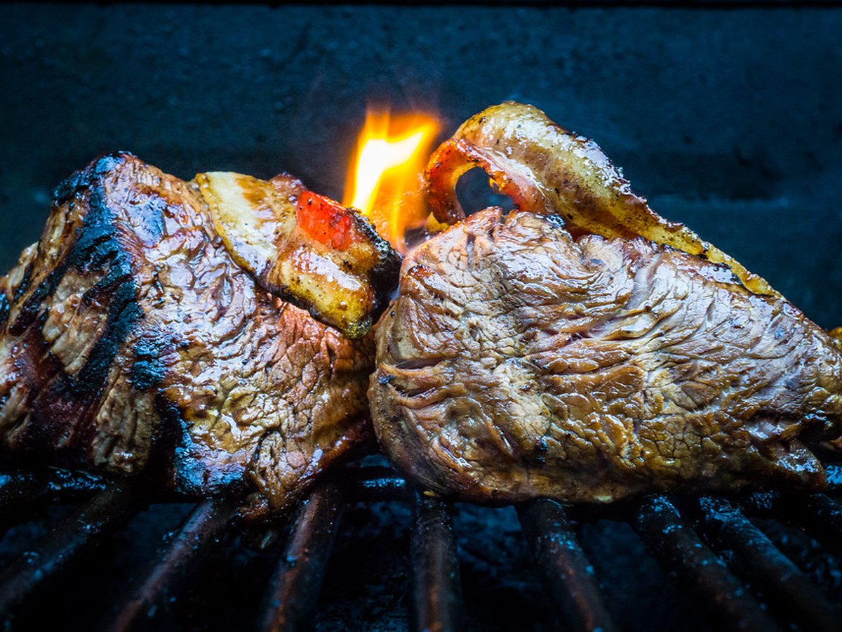 Fleisch auf dem Grillrost