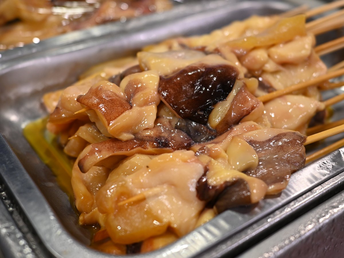 Marinierte Hähnchenwürfel auf Spießen