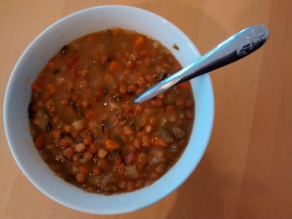 Linsen-Gemüse-Eintopf mit Brot in einer Schüssel